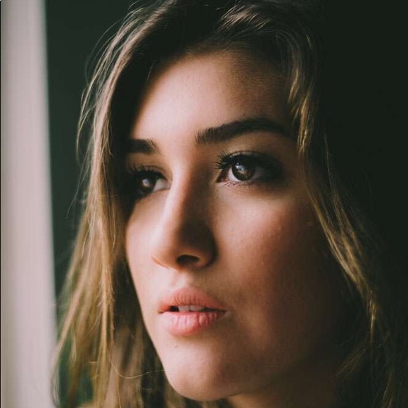 Meet your Posher, Emily - Picture 1 of 3